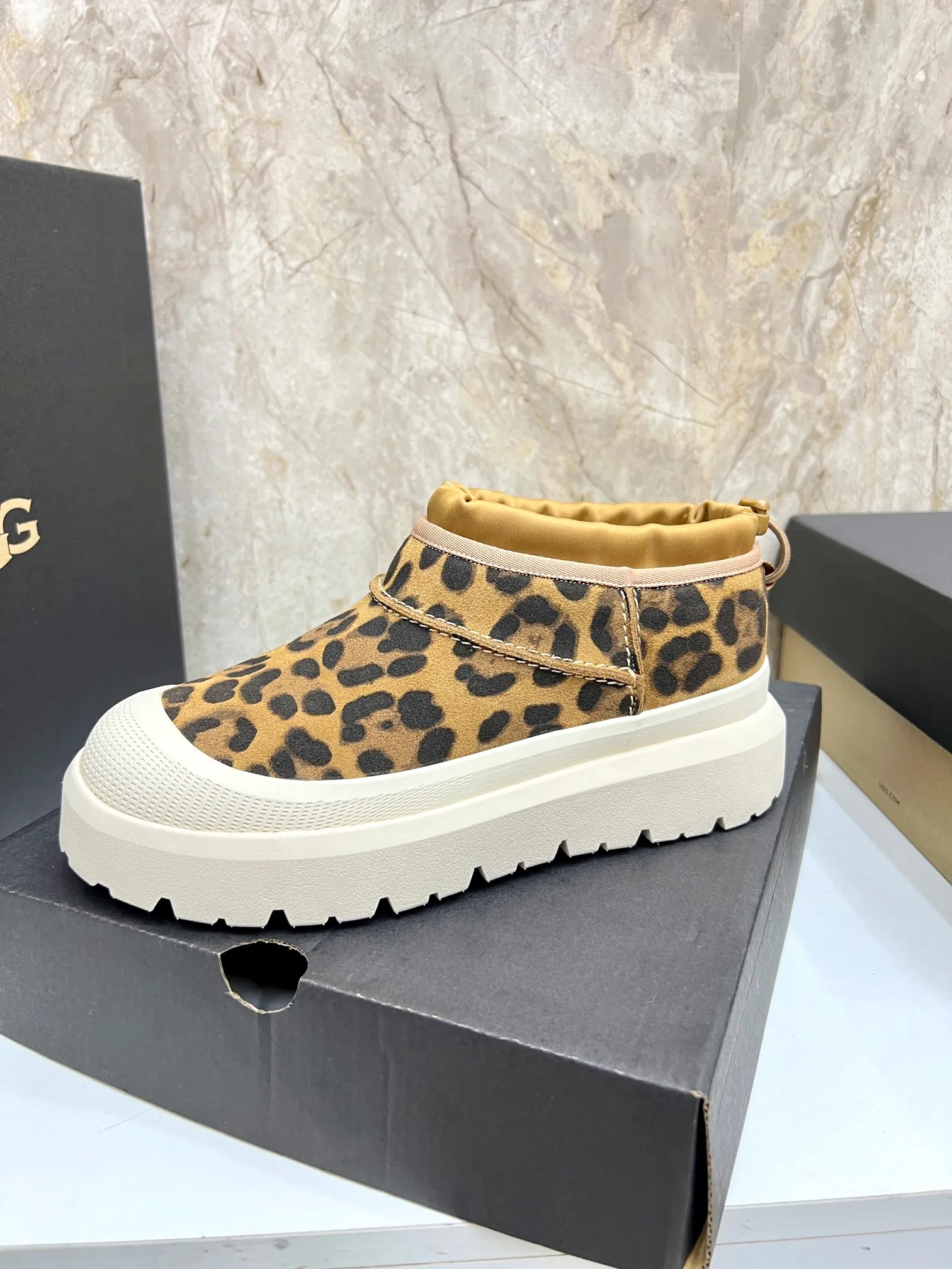 Men's men's shoes💰: 💰540💰Couple model👫 UGG Tasman Weather Hybrid one-second snow boots👢 Wang Yibo's same 👏 classic Tasman shoe is designed with environmentally friendly waterproof and snowproof material, which is both fashionable and functional. At the same time, it is paired with the new UGG Keen furry color-blocked jacket. Bright orange and maroon collide to create a new light outdoor style and open up a new travel experience in early autumn! Using the best materials, the 17mm fur-integrated surface is warmer and more breathable, and the outsole is upgraded to a lightweight and wear-resistant light wing technology outsole! Size: Women’s size 35-40 / Men’s size 38–44 (45 customized) Official website color